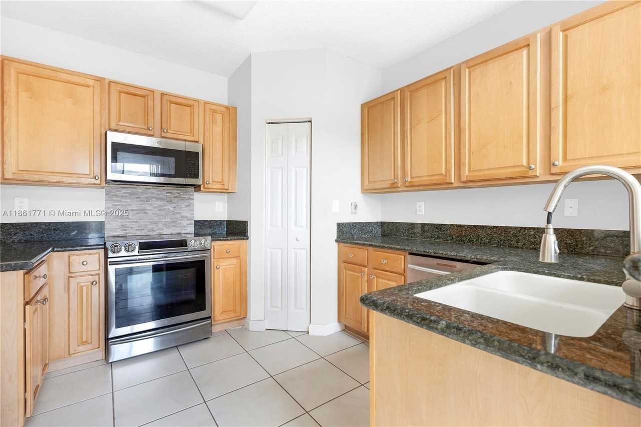 11552 Nw 69th Ter - Photo 5 of 24