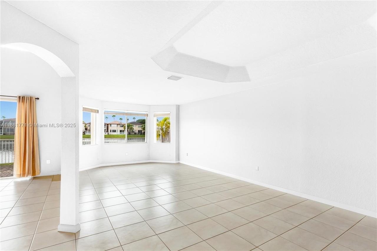 11552 Nw 69th Ter - Photo 6 of 24