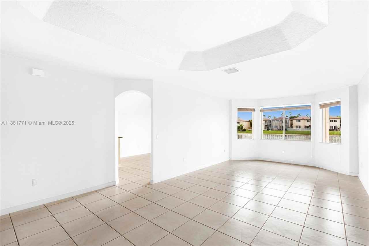 11552 Nw 69th Ter - Photo 7 of 24