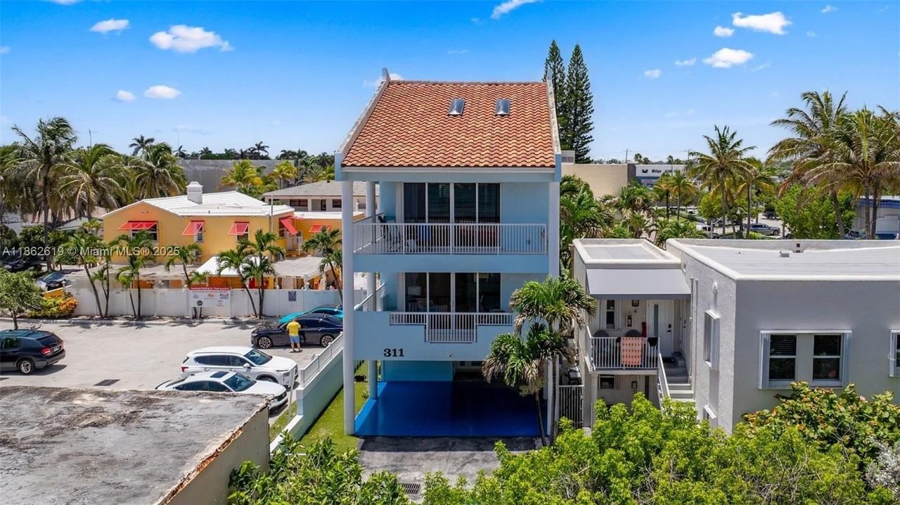 311 N Surf Rd #311 - Photo 6 of 50