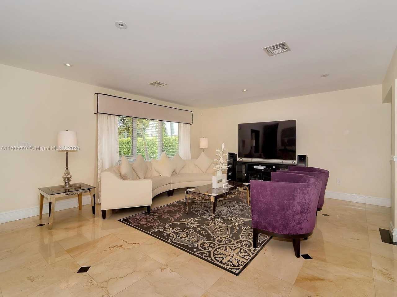 3141 Hollywood Blvd - Photo 6 of 43