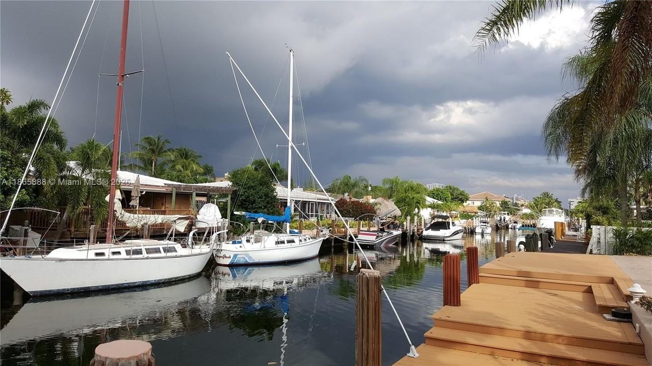 2349 Se 12th St - Photo 3 of 18