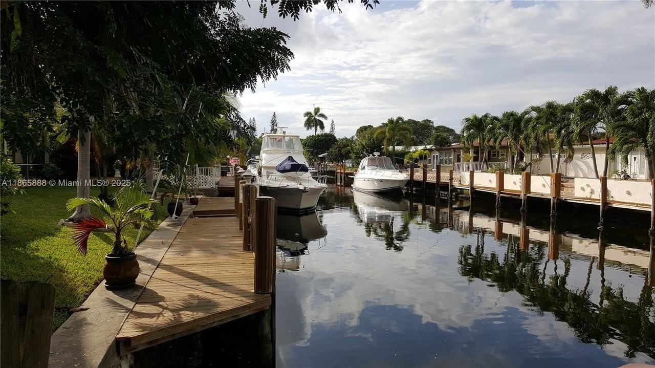 2349 Se 12th St - Photo 4 of 18