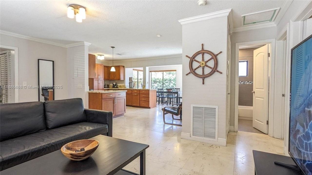 2349 Se 12th St - Photo 7 of 18