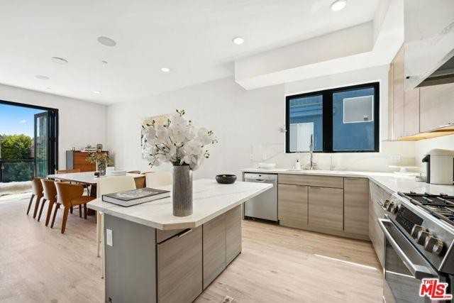 137 N Doheny Dr #4 - Photo 2 of 8