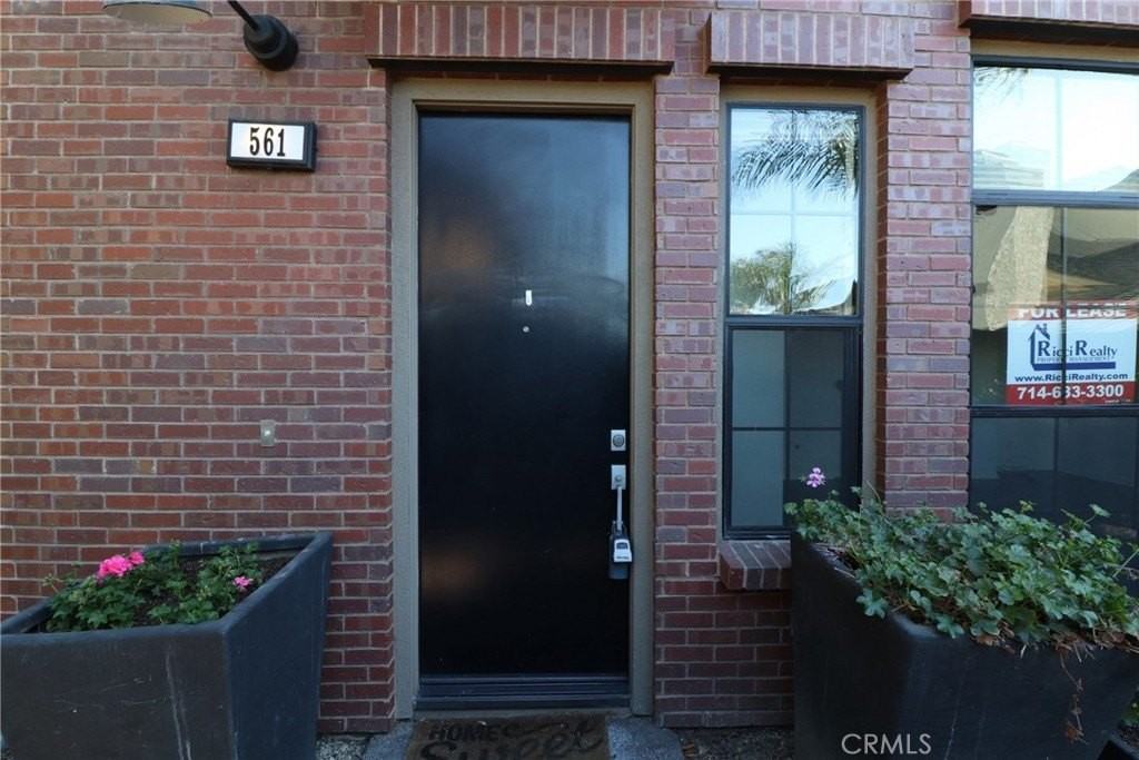 561 W Maple Ave - Photo 2 of 44