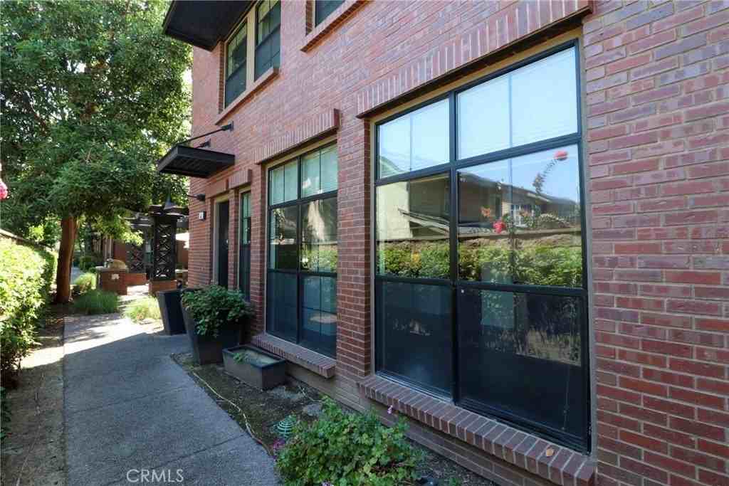 561 W Maple Ave - Photo 3 of 44