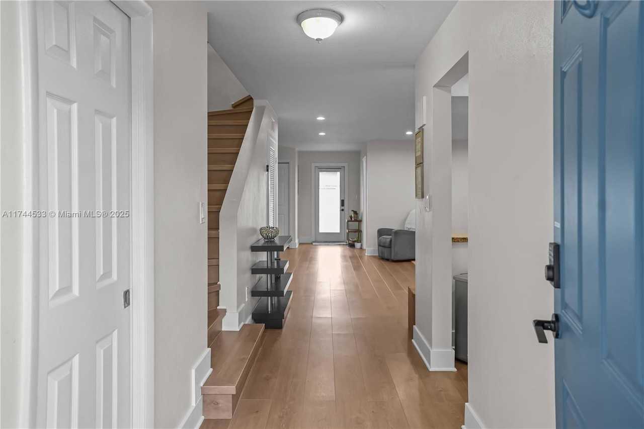 9015 Sw 96th Ave - Photo 2 of 8