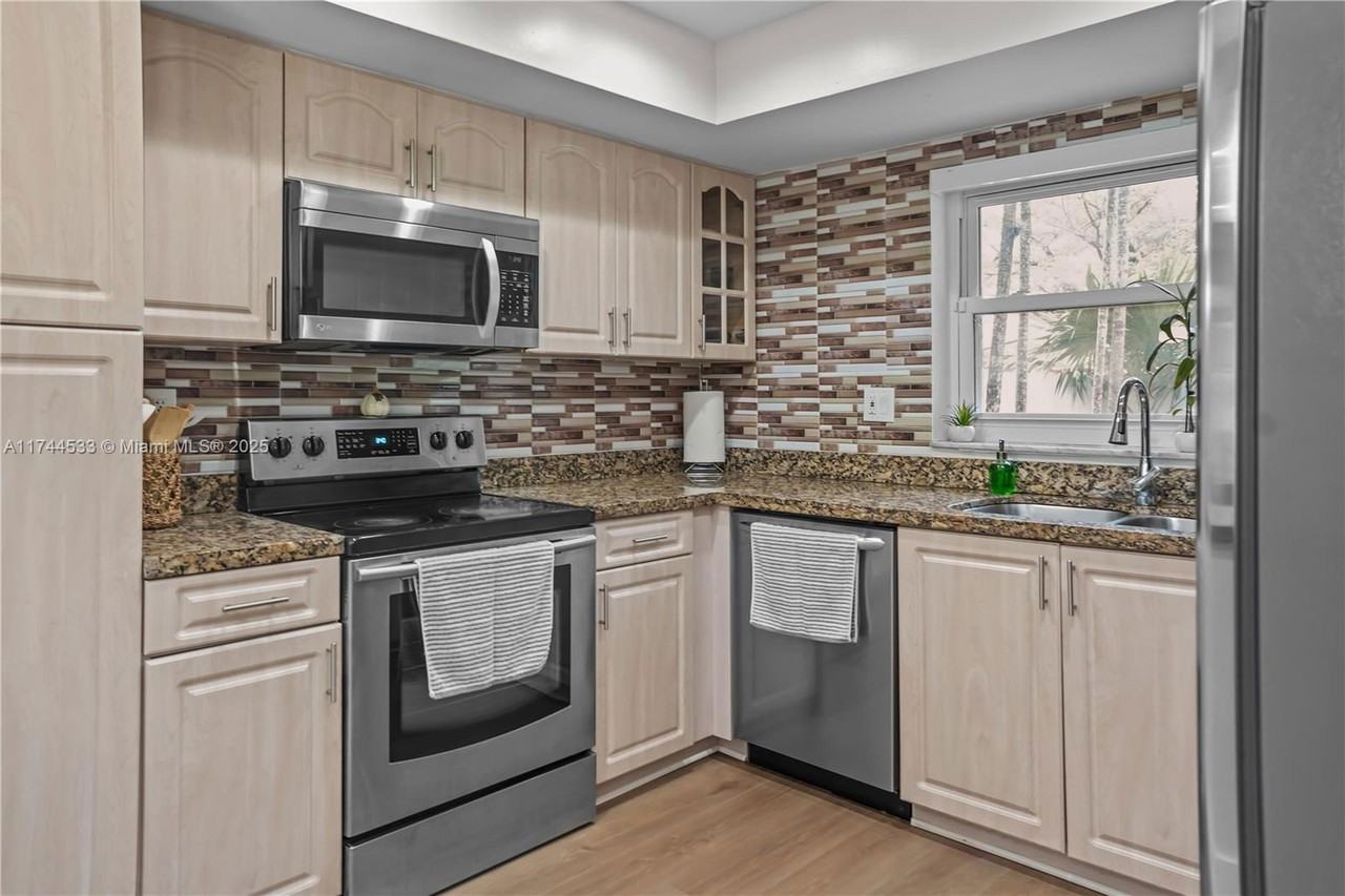 9015 Sw 96th Ave - Photo 5 of 8