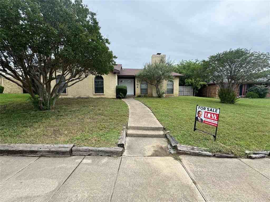 4704 Pemberton Ln - Photo 3 of 40