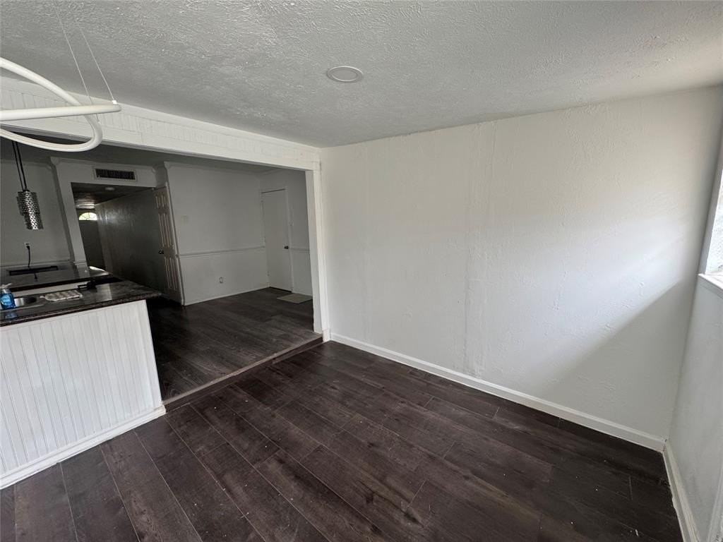 4704 Pemberton Ln - Photo 5 of 40