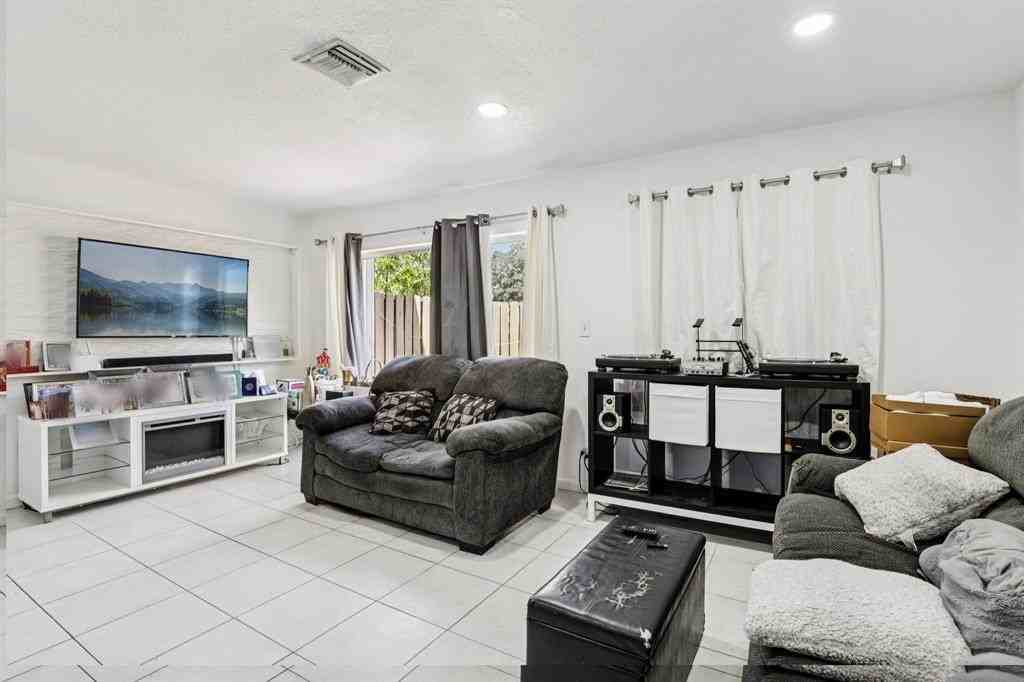 5843 Woodlands Blvd - Photo 5 of 36