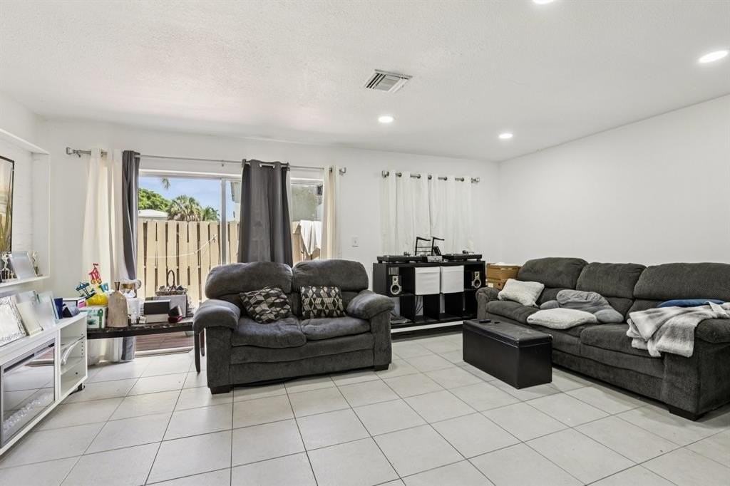 5843 Woodlands Blvd - Photo 6 of 36