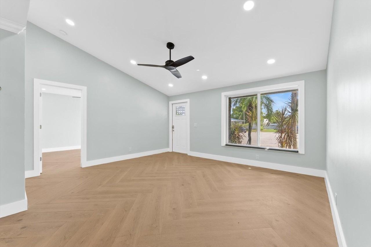 1721 Southwest 10th Street - Photo 4 of 34