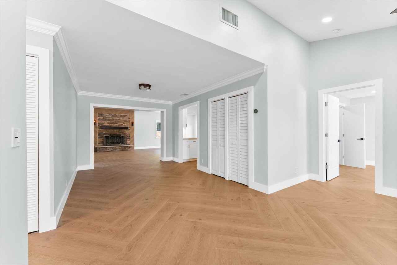 1721 Southwest 10th Street - Photo 5 of 34