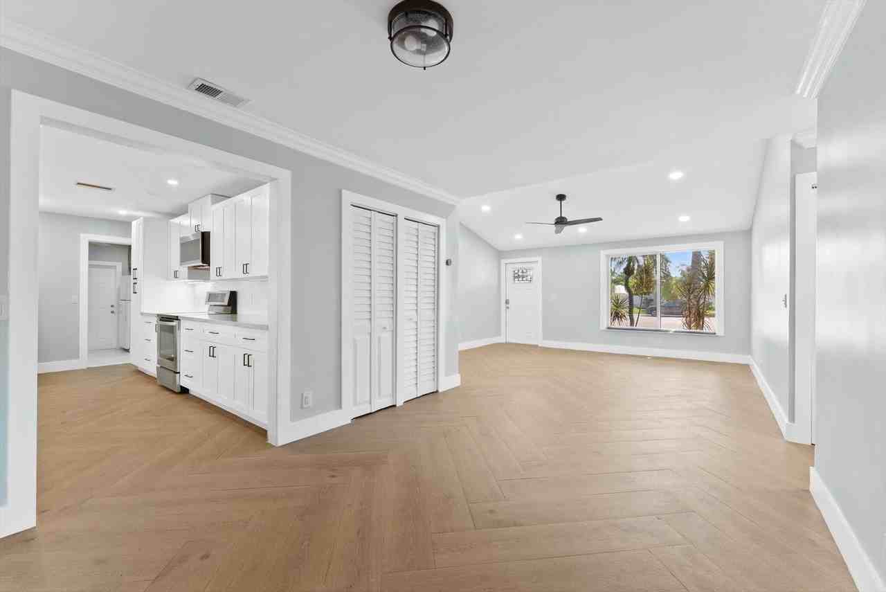 1721 Southwest 10th Street - Photo 6 of 34