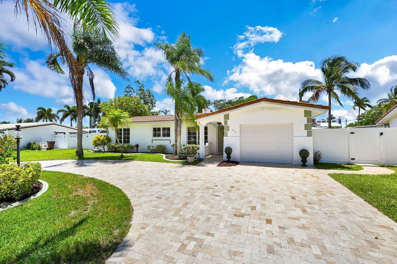 904 Se 12th St - Photo 3 of 46