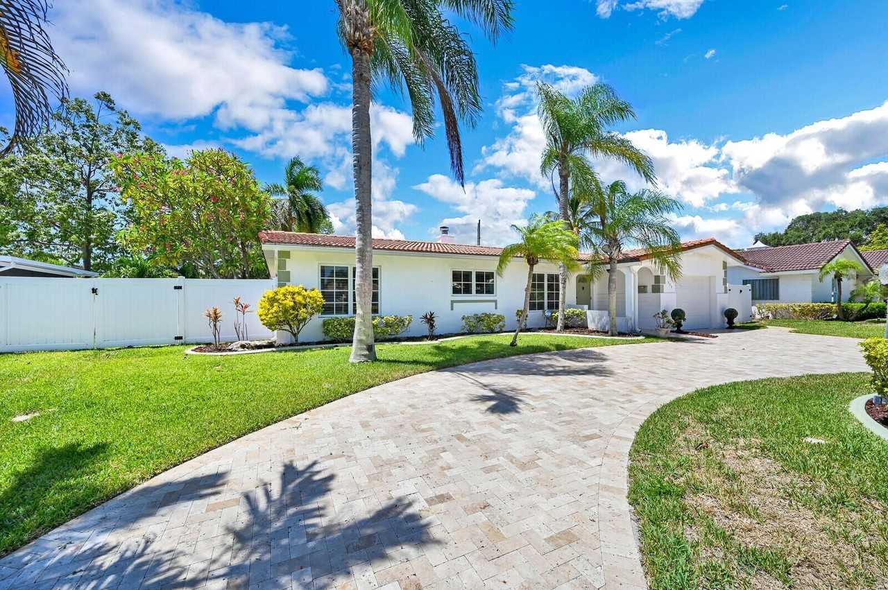 904 Se 12th St - Photo 5 of 46