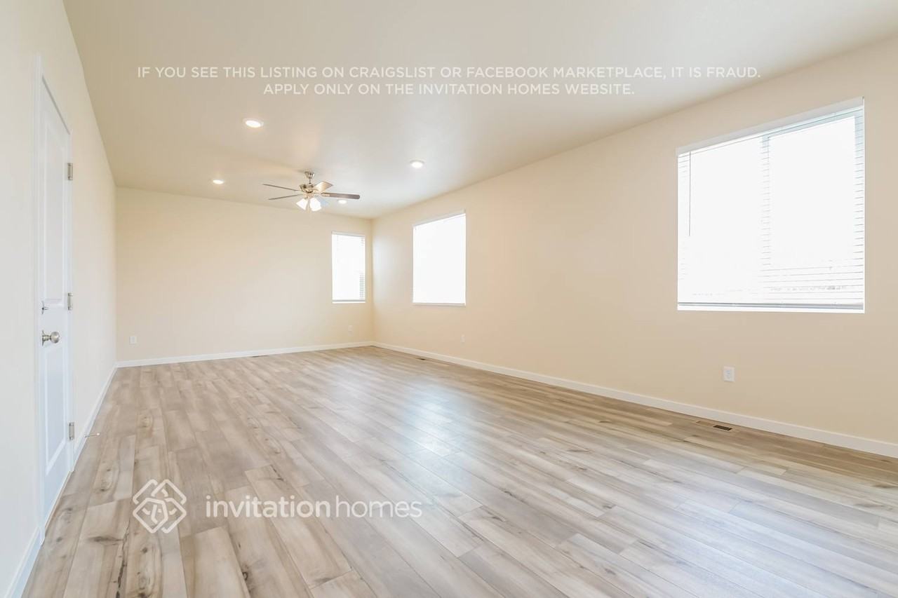 472 Elbert St - Photo 4 of 18