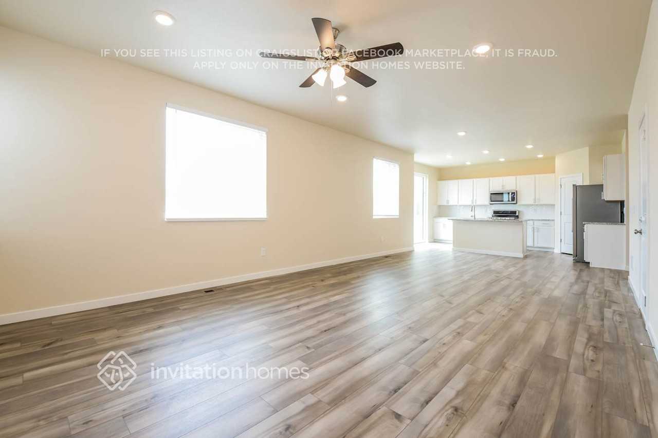 472 Elbert St - Photo 5 of 18