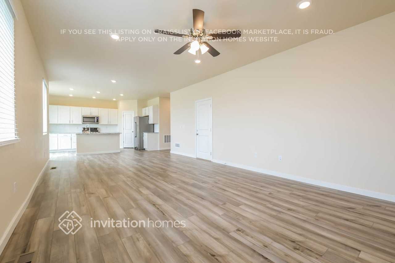 472 Elbert St - Photo 6 of 18