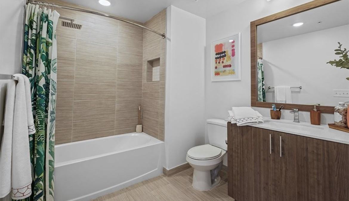 1311 W 37th St #301 - Photo 4 of 10