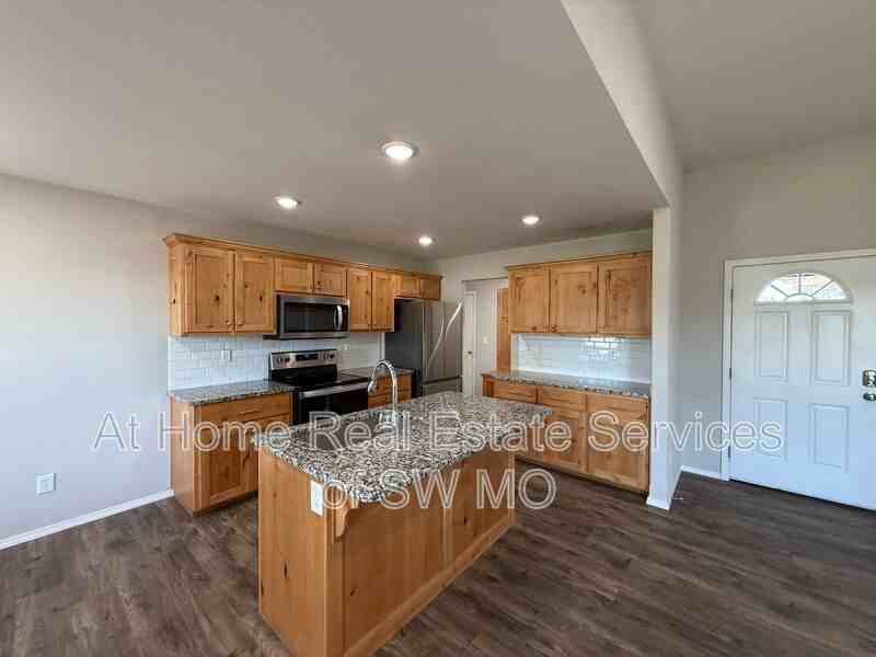 3904 W Linwood St - Photo 4 of 16