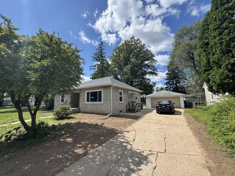 1430 S Oneida St - Photo 2 of 14