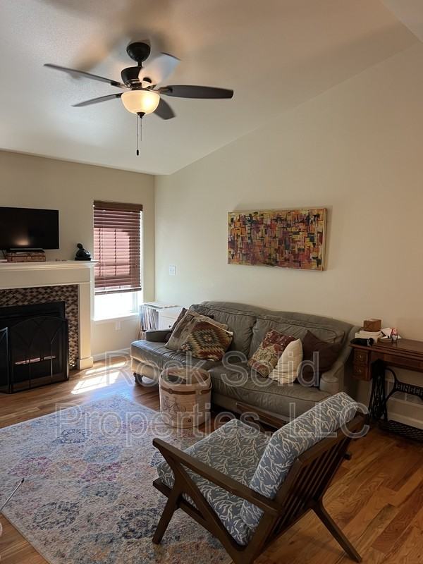409 Apricot St - Photo 4 of 22