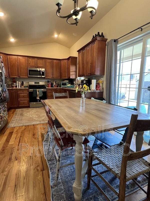 409 Apricot St - Photo 5 of 22