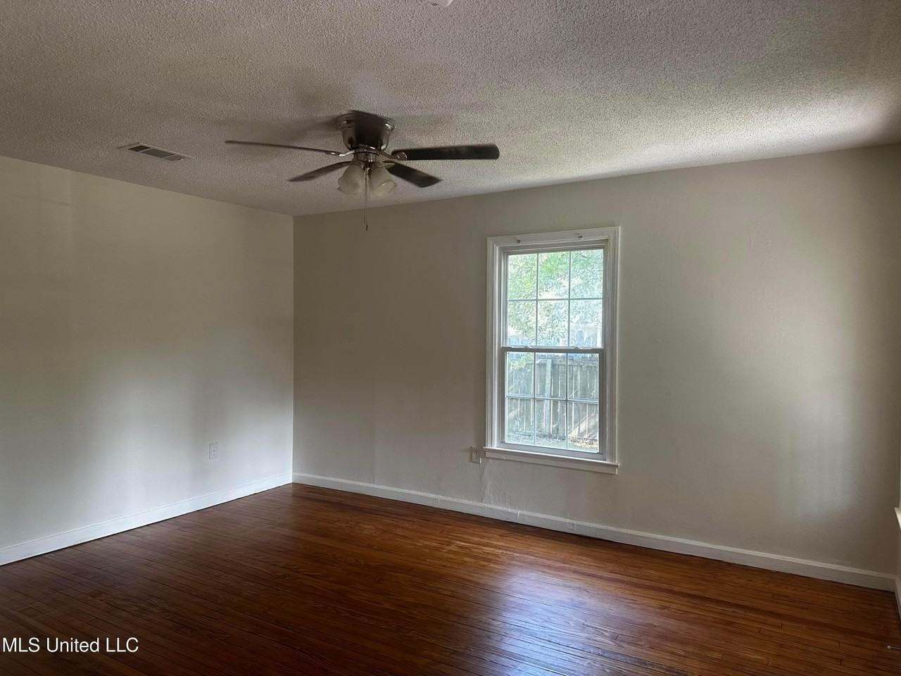 2411 12th St - Photo 2 of 7