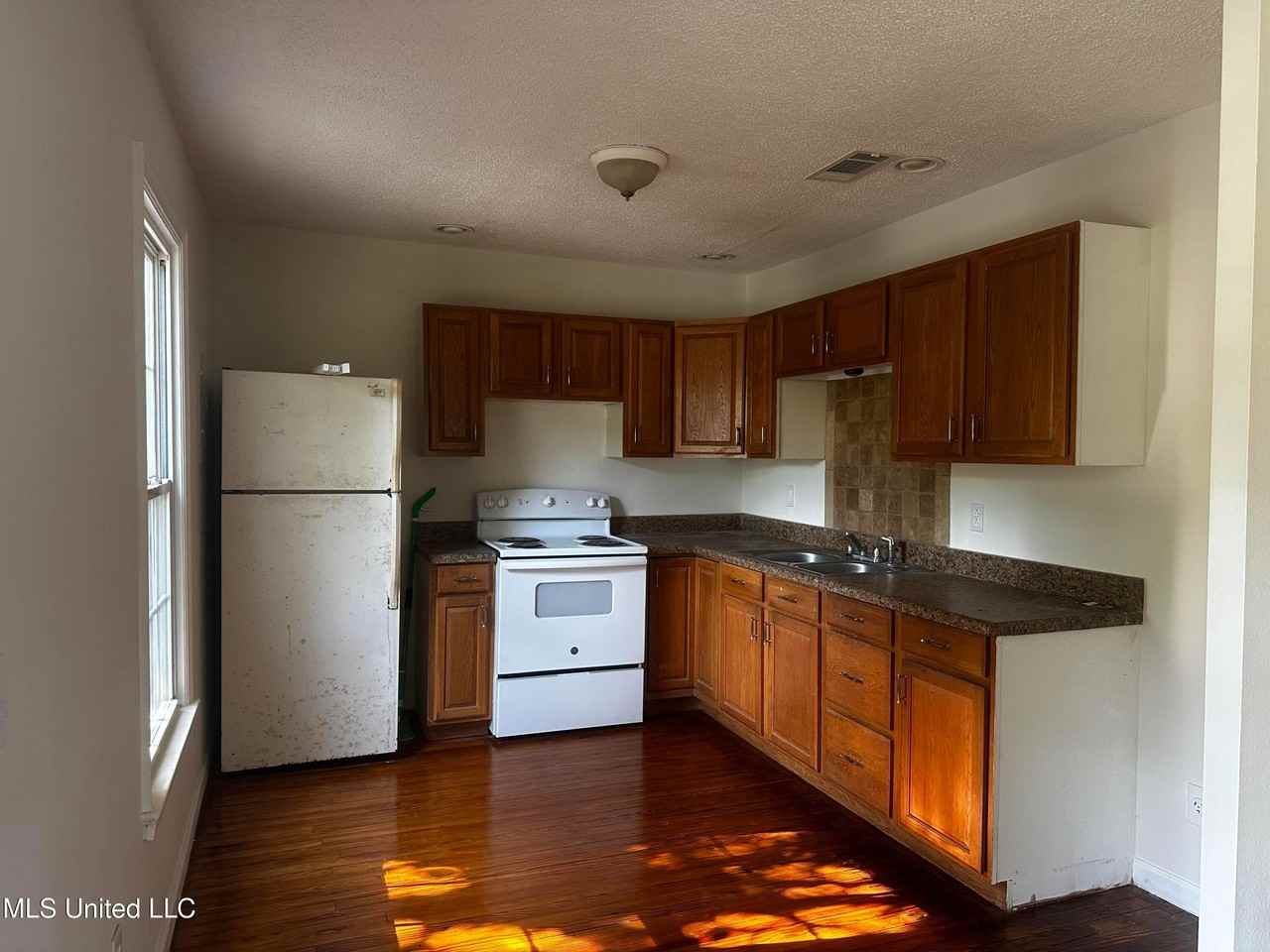 2411 12th St - Photo 3 of 7