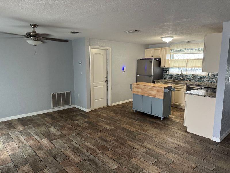 7604 Rosewood Dr - Photo 3 of 11