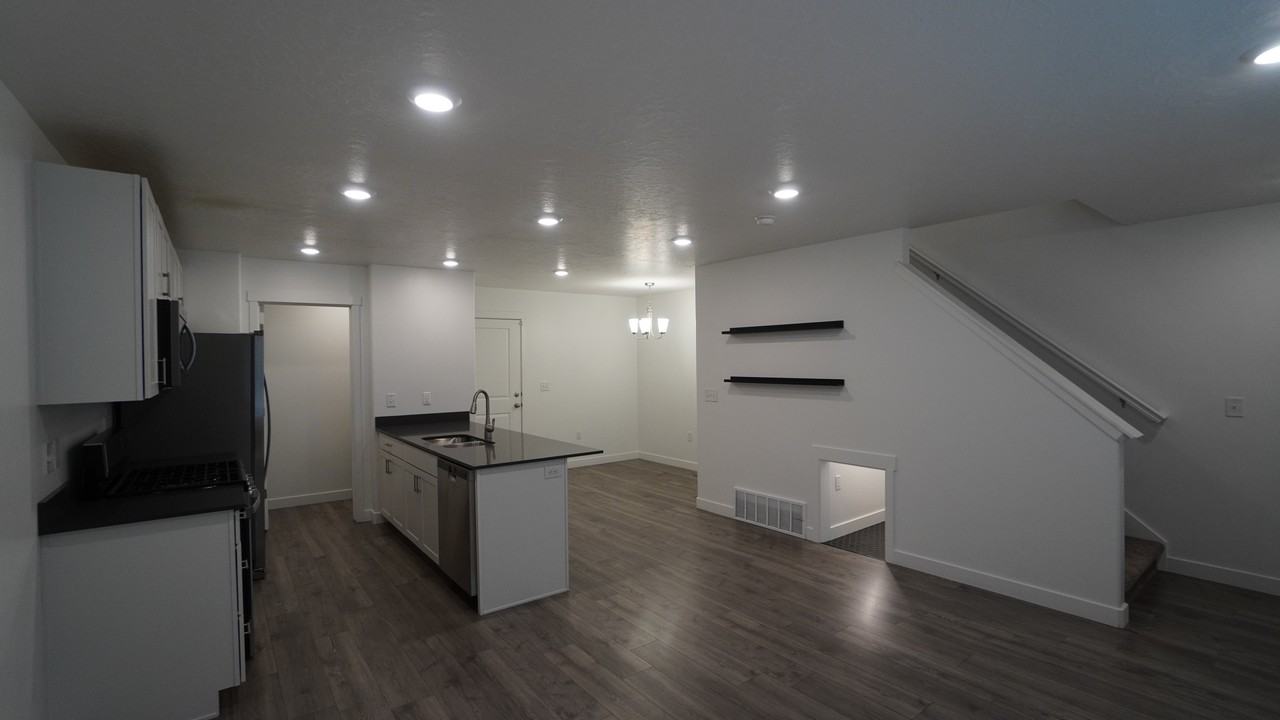 942 E Thunderbolt Ct - Photo 4 of 21