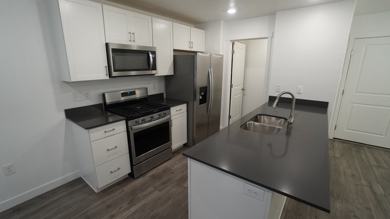 942 E Thunderbolt Ct - Photo 5 of 21