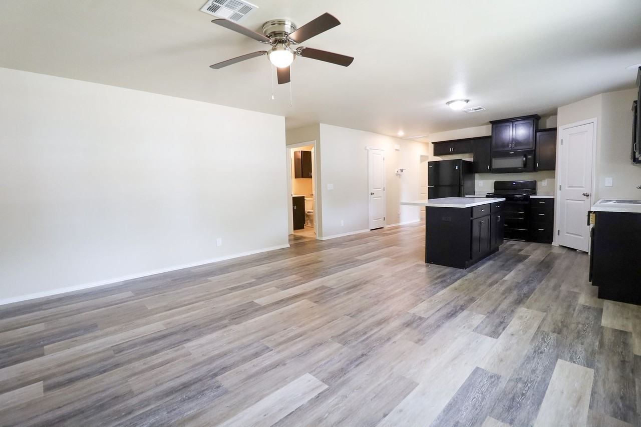 4510 E Young St - Photo 3 of 26