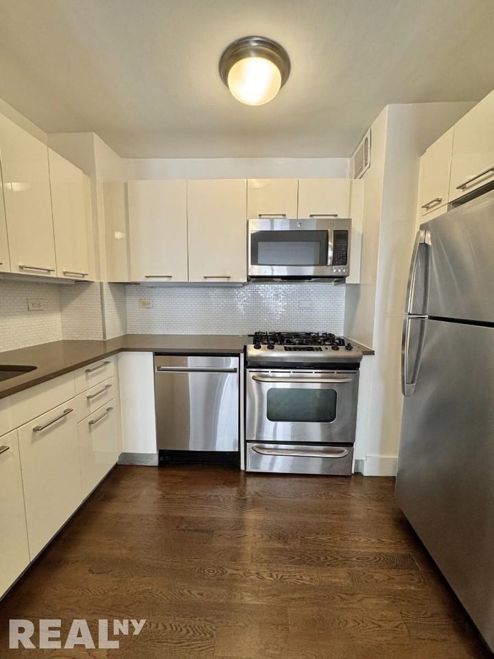 E 63rd St #8J - Photo 2 of 4