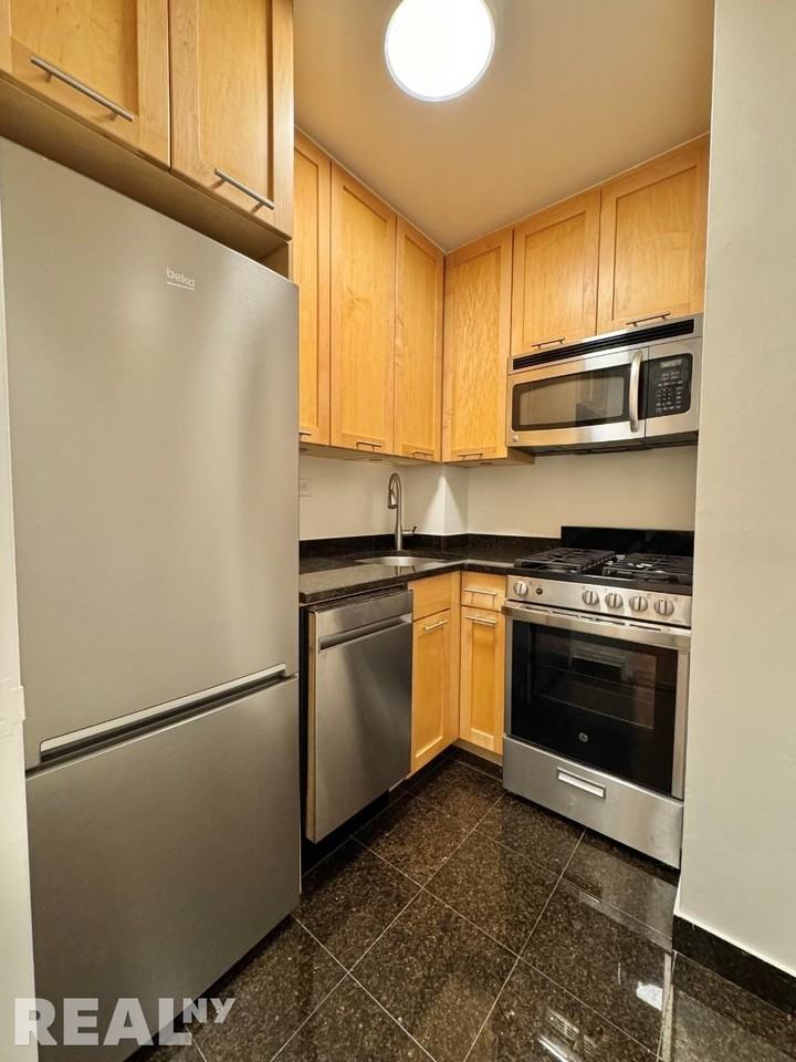 E 79th St #9O - Photo 2 of 4