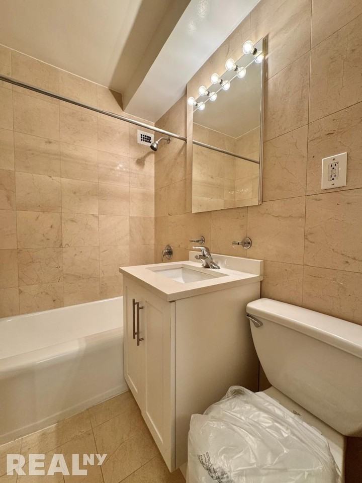 E 79th St #9O - Photo 3 of 4