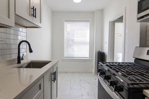 featured image of 915 W Carmen Ave