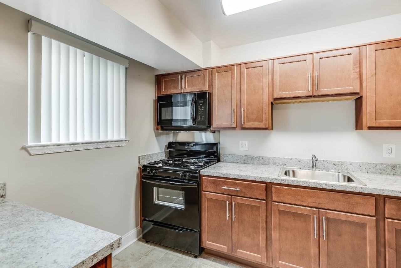 Parkview Manor - Photo 3 of 11