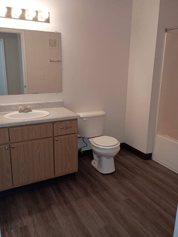 185 - COUNTRY VIEW APARTMENTS - Photo 4 of 19