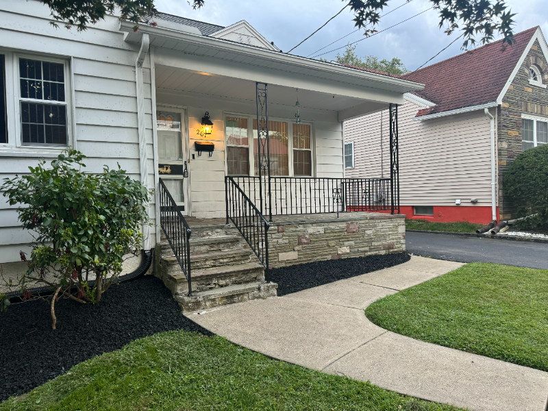 267 Simpson St - Photo 2 of 25