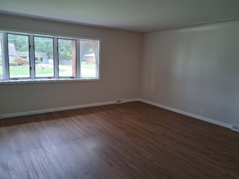 1550 Harding Ave - Photo 2 of 9