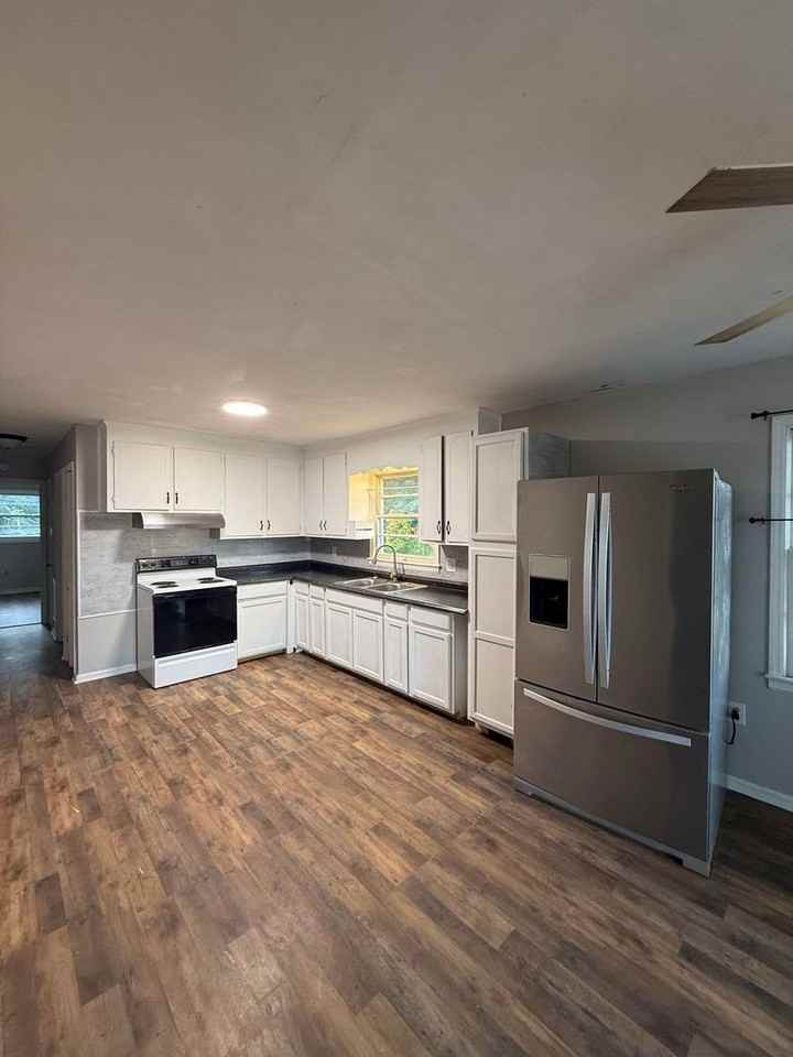 1105 Carnation Ln - Photo 2 of 12