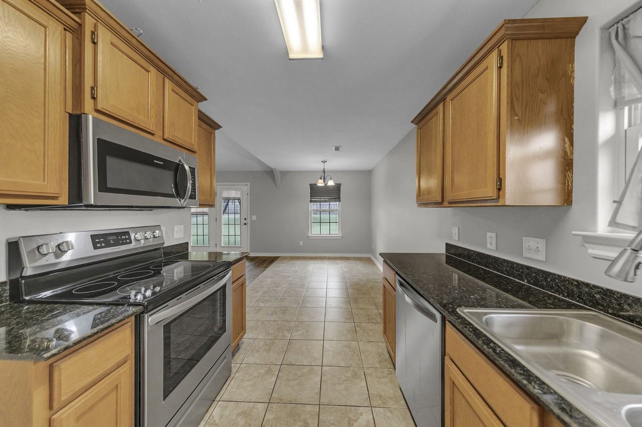 540 Tamarron Dr - Photo 2 of 21