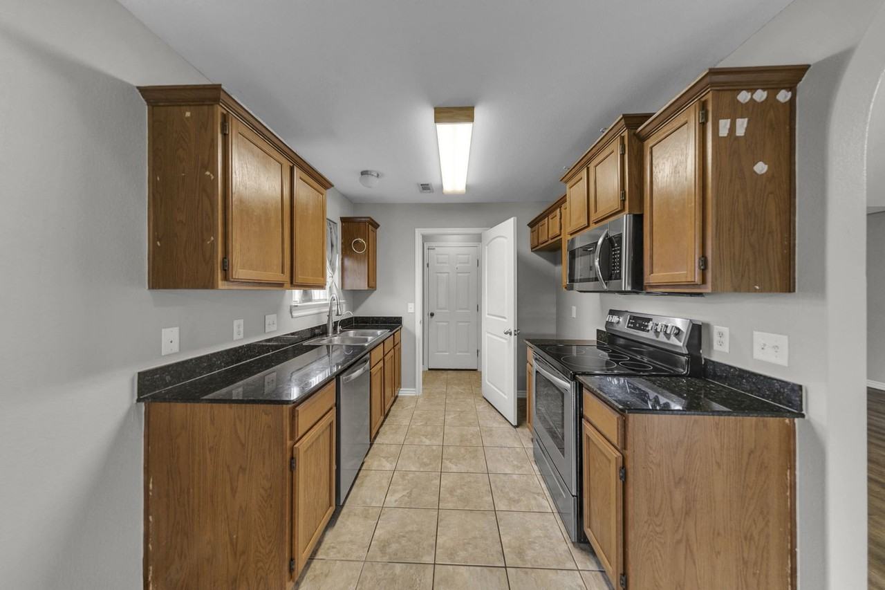 540 Tamarron Dr - Photo 3 of 21