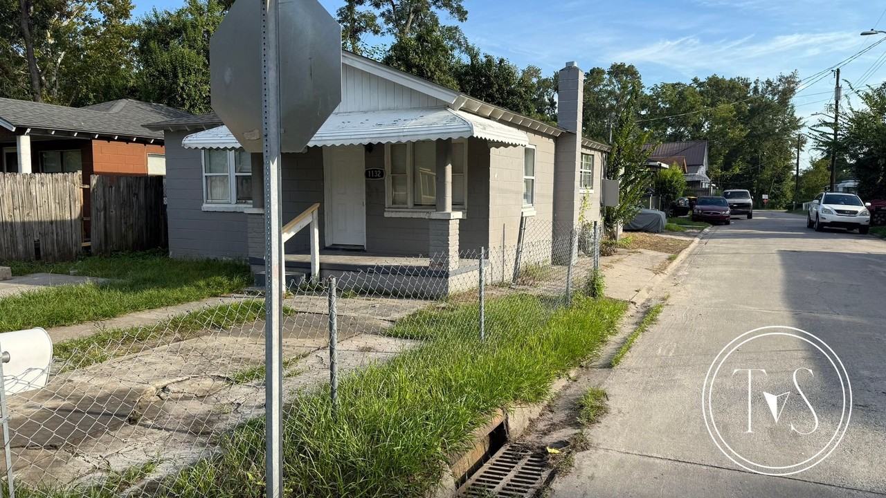 1132 Cornwall St - Photo 2 of 15