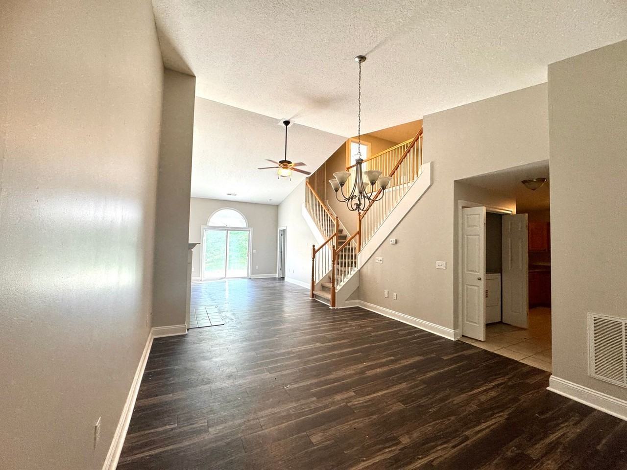1070 Oaktree Blvd - Photo 5 of 29