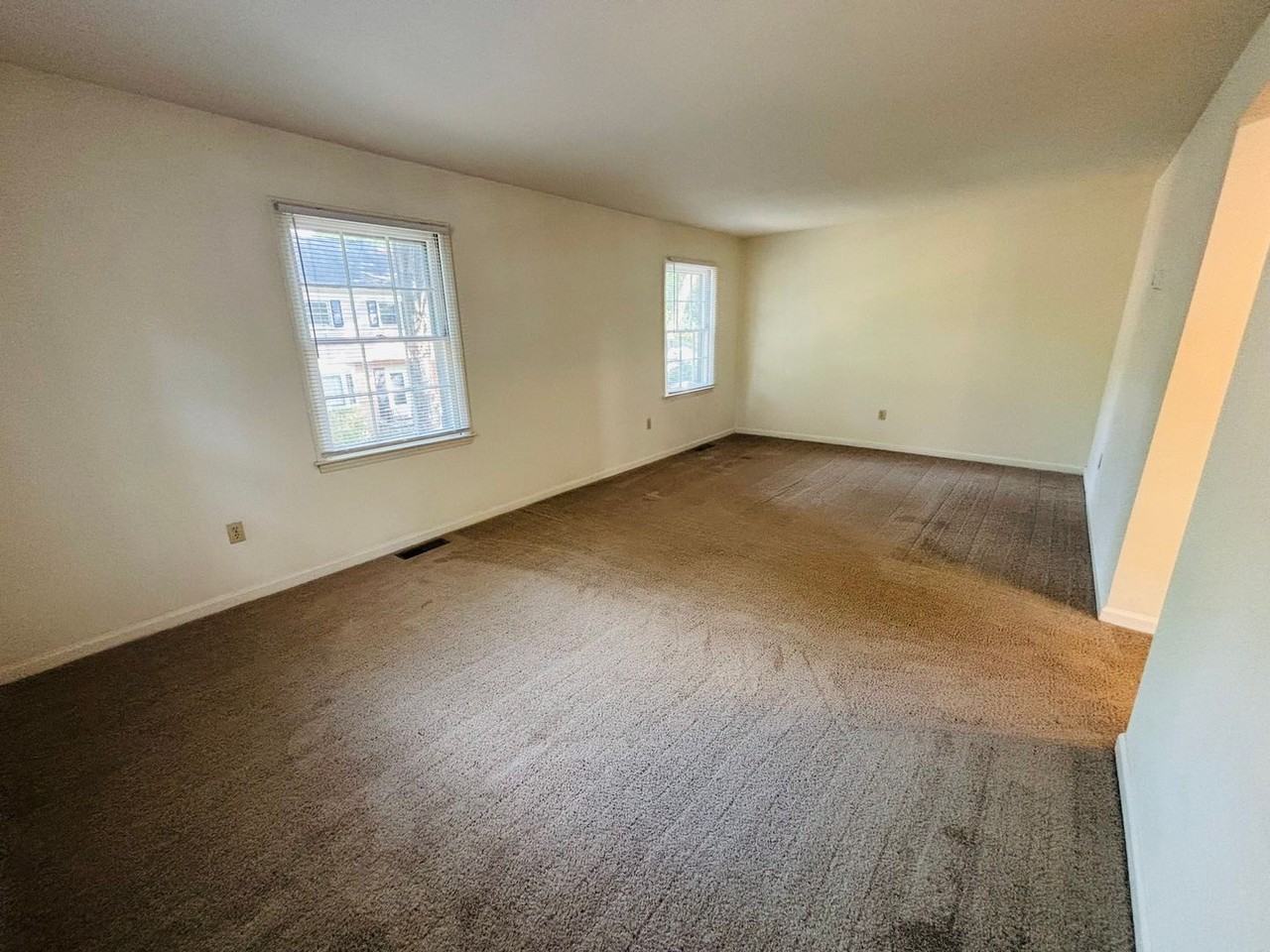 218 Huntington Ln - Photo 2 of 22